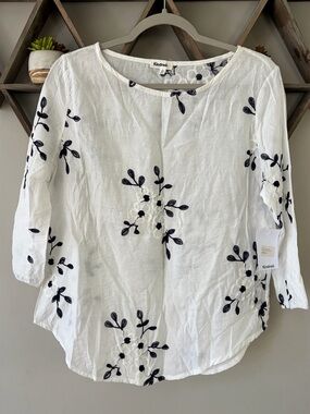 Kindred Boho Embroidered Floral Blouse. NWT. Size medium.